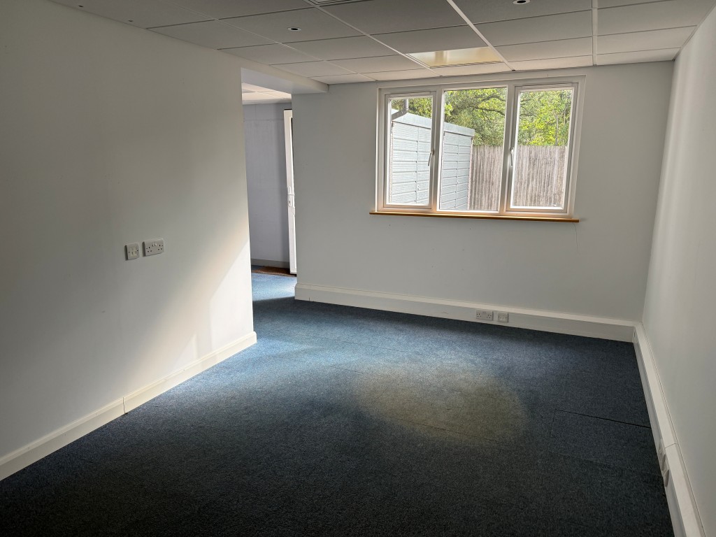 Lot: 11 - DETACHED PROPERTY ARRANGED AS OFFICES AND GARAGES WITH POTENTIAL - Separate office suite rear 7